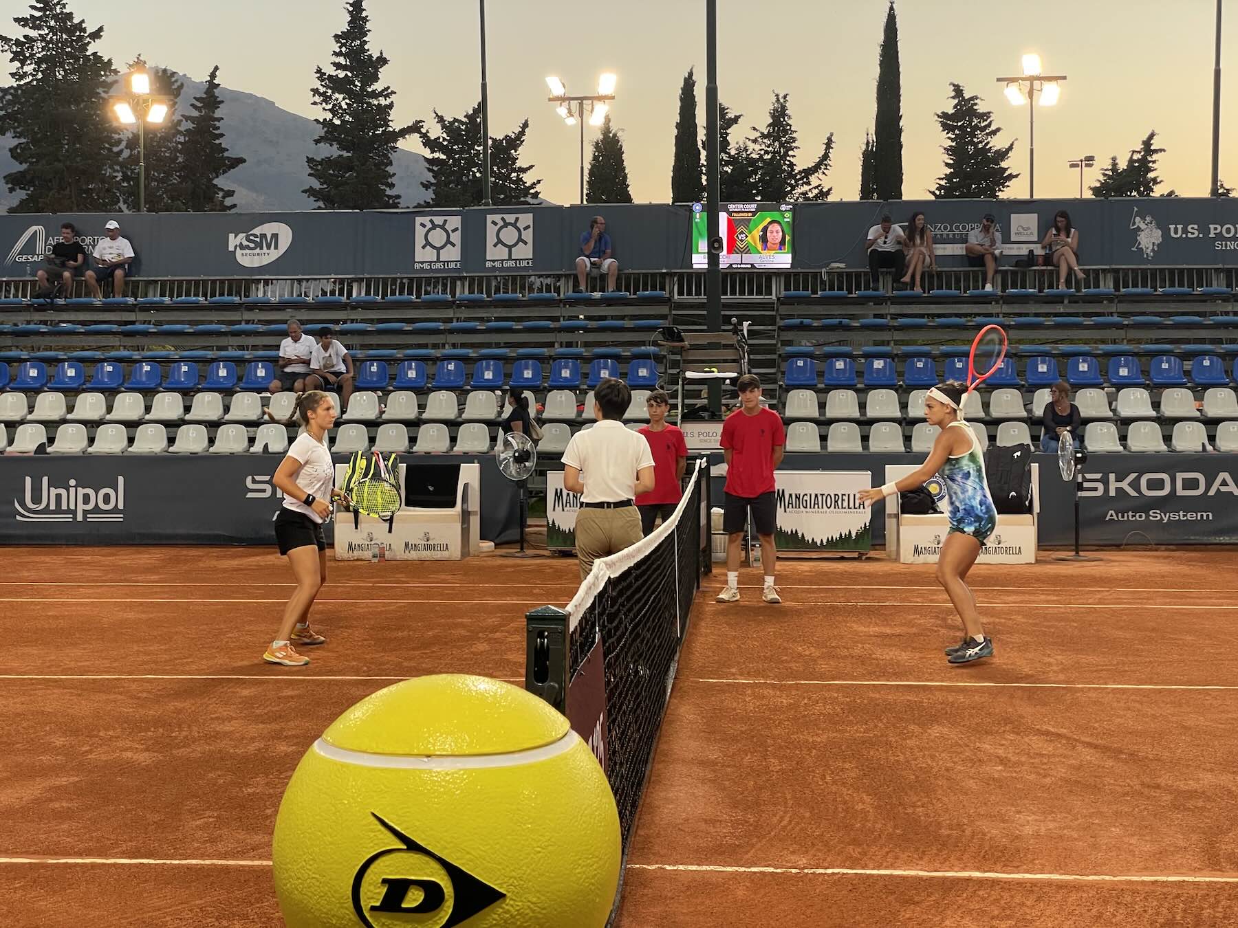 Do lado esquerdo a italiana Anastasia Bertacchi e do lado direito a brasileira Carolina Meligeni Alves no campo central do ASD Country Time Club no primeiro dia de qualificações do Palermo Ladies Open 2025