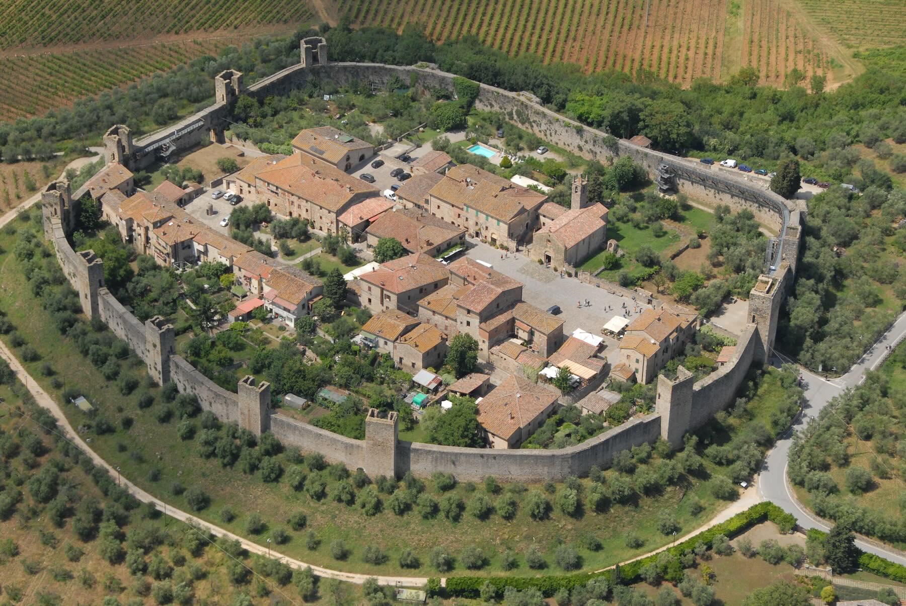 Márcio Rangel faz turnê na Itália em julho: o violão brasileiro encontra a história toscana 2 Monteriggioni é um dos cenários incríveis na Toscana onde o brasileiro Márcio Rangel irá se apresentar durante o Siena Guitar Festival