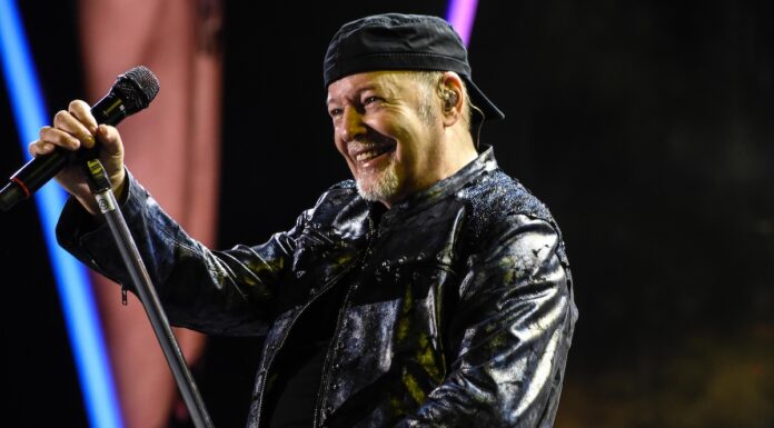 Vasco Rossi 2026 na Itália: Garanta seu ingresso para os shows do Komandante! Ingressos Vasco Rossi 2026: serão colocados à venda a partir de 11 de julho de 2025 (crédito foto: Simone/Trucillo/Villani per Chiaroscuro / divulgação)
