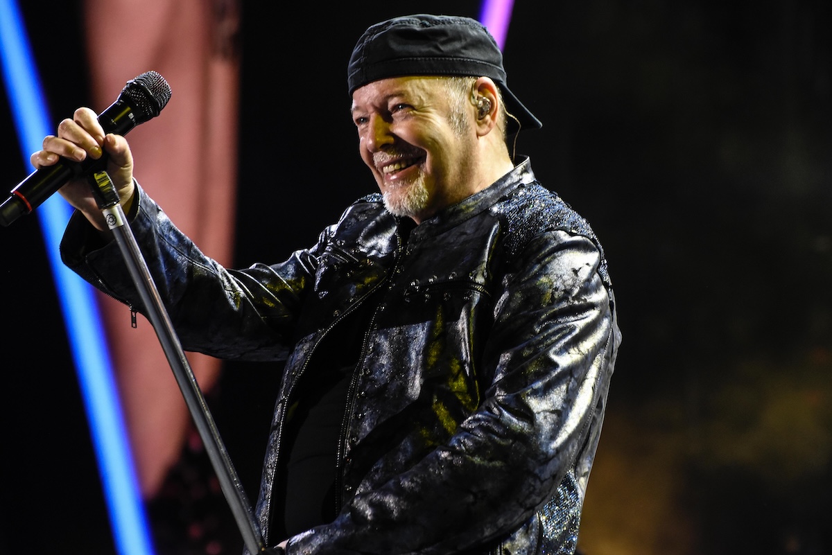 Vasco Rossi 2026 na Itália: Garanta seu ingresso para os shows do Komandante! 1 Ingressos Vasco Rossi 2026: serão colocados à venda a partir de 11 de julho de 2025 (crédito foto: Simone/Trucillo/Villani per Chiaroscuro / divulgação)