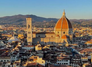 Vista do centro histórico de Florença com a catedral em destaque: a localização do seu hotel pode fazer a diferença na hora de escolher como ir do Aeroporto de Pisa a Florença