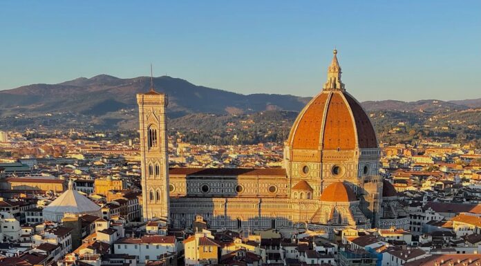 Como ir do Aeroporto de Pisa a Florença Vista do centro histórico de Florença com a catedral em destaque: a localização do seu hotel pode fazer a diferença na hora de escolher como ir do Aeroporto de Pisa a Florença