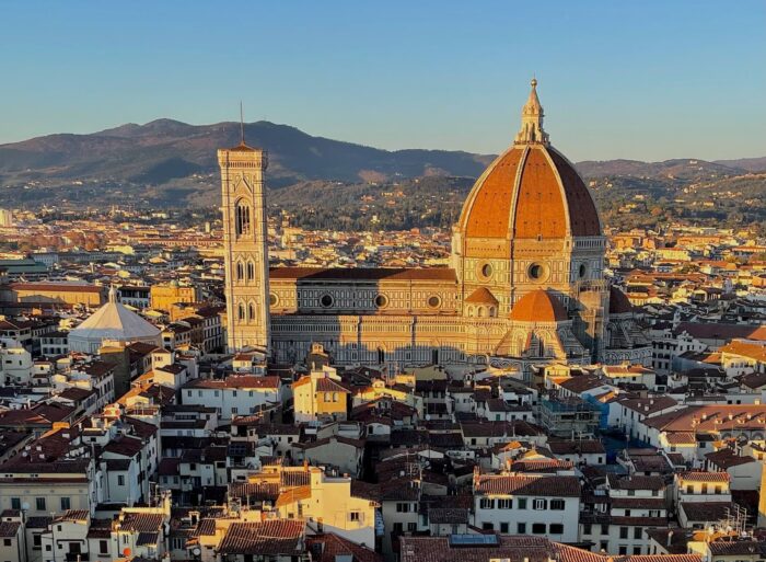 Vista do centro histórico de Florença com a catedral em destaque: a localização do seu hotel pode fazer a diferença na hora de escolher como ir do Aeroporto de Pisa a Florença