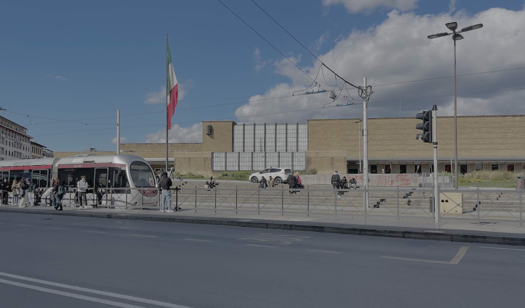 A tramvia passa em frente à estação ferroviária Santa Maria Novella, em Florença
