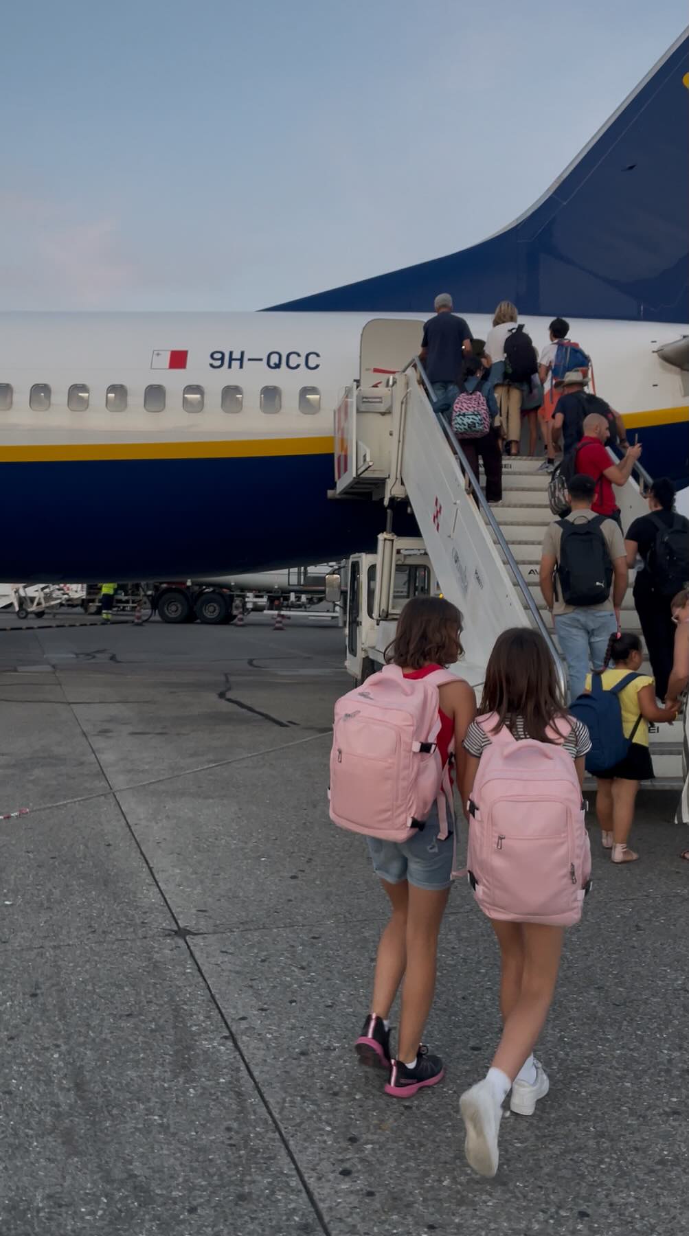 Bagagem Ryanair: medidas atualizadas em vigor desde agosto de 2025 2 Embarcando com mochilas à medida de Ryanair em julho de 2025