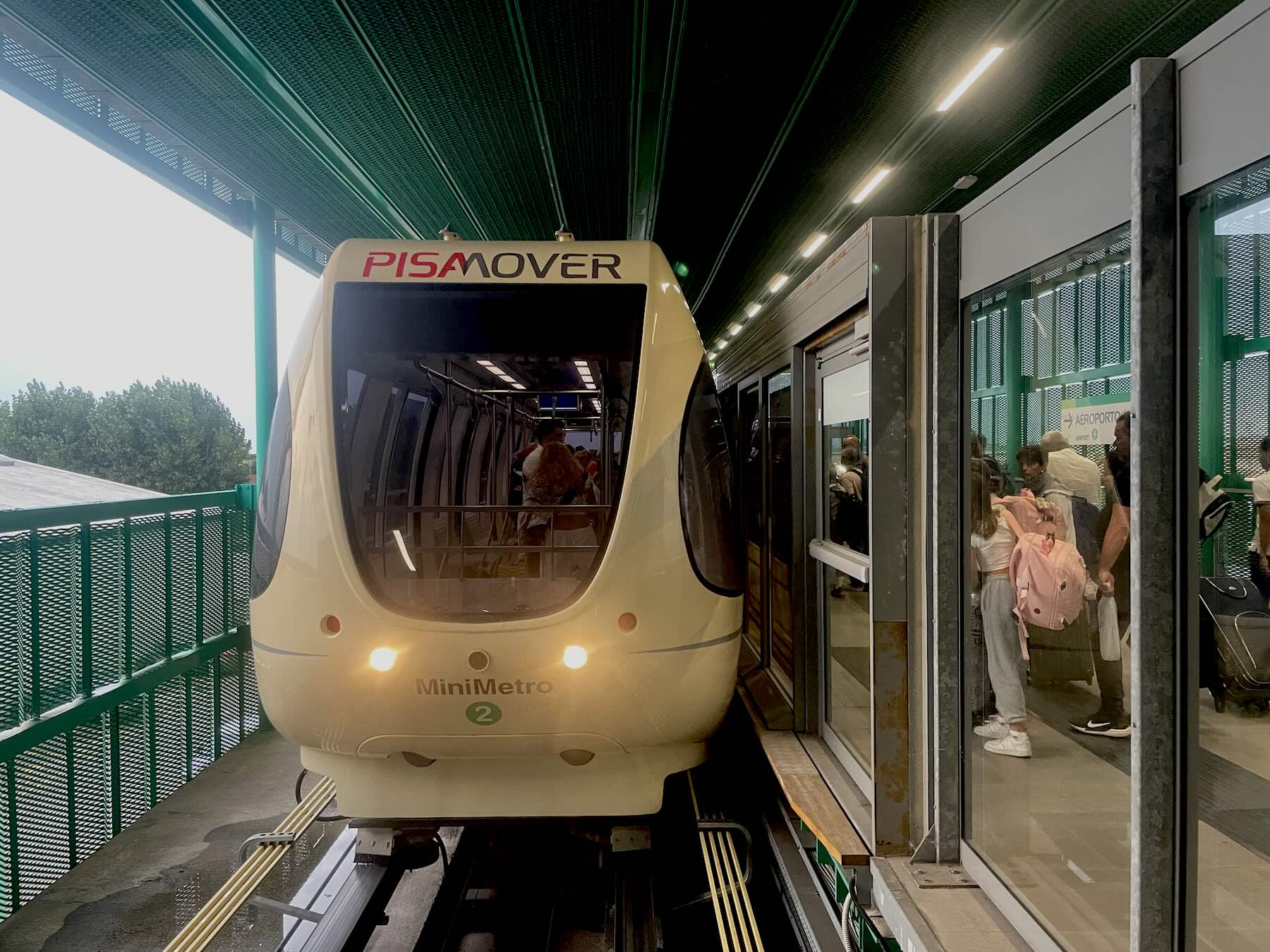 O Pisa Mover liga o Aeroporto de Pisa até a estação ferroviária Pisa Centrale