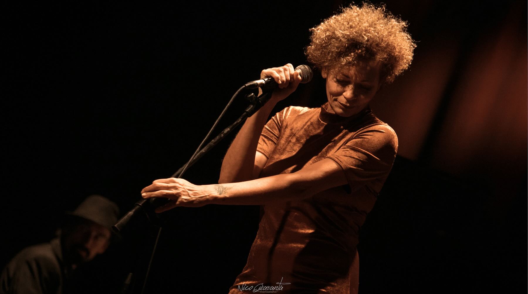 A cantora brasileira Rosalia de Souza vai trazer um pouco da energia da bossa nova e MPB ao Orbetello Jazz Festival 2025