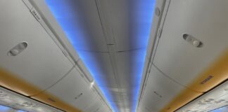 As mochilas e bolsas gratuitas não podem ser colocadas nos compartimentos em cima das poltronas - regras de bagagem Ryanair