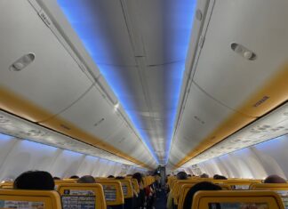 As mochilas e bolsas gratuitas não podem ser colocadas nos compartimentos em cima das poltronas - regras de bagagem Ryanair