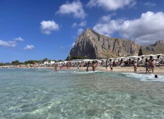 San Vito Lo Capo é um dos destinos de verão mais disputados da Itália: aqui a água do mar é transparente, a praia com areia fina e macia