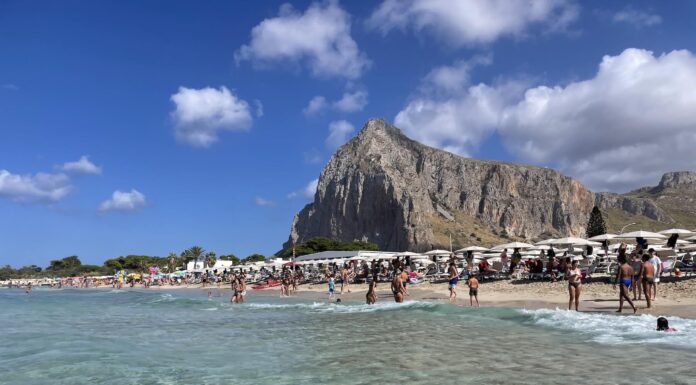 San Vito Lo Capo: guia completo do paraíso siciliano entre o mar e a montanha San Vito Lo Capo é um dos destinos de verão mais disputados da Itália: aqui a água do mar é transparente, a praia com areia fina e macia