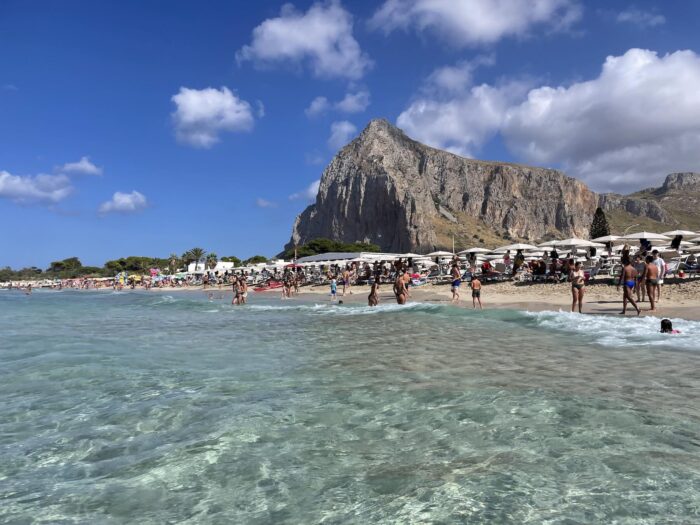 San Vito Lo Capo é um dos destinos de verão mais disputados da Itália: aqui a água do mar é transparente, a praia com areia fina e macia