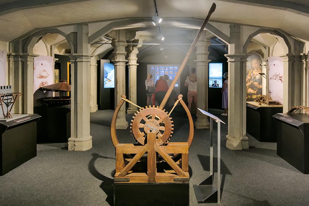 Da Vinci Experience em Florença: últimos dias para viver a exposição imersiva 2 As máquinas de Leonardo, recriadas a partir dos desenhos originais - na mostra Da Vinci Experience na Cattedrale dell'Immagine