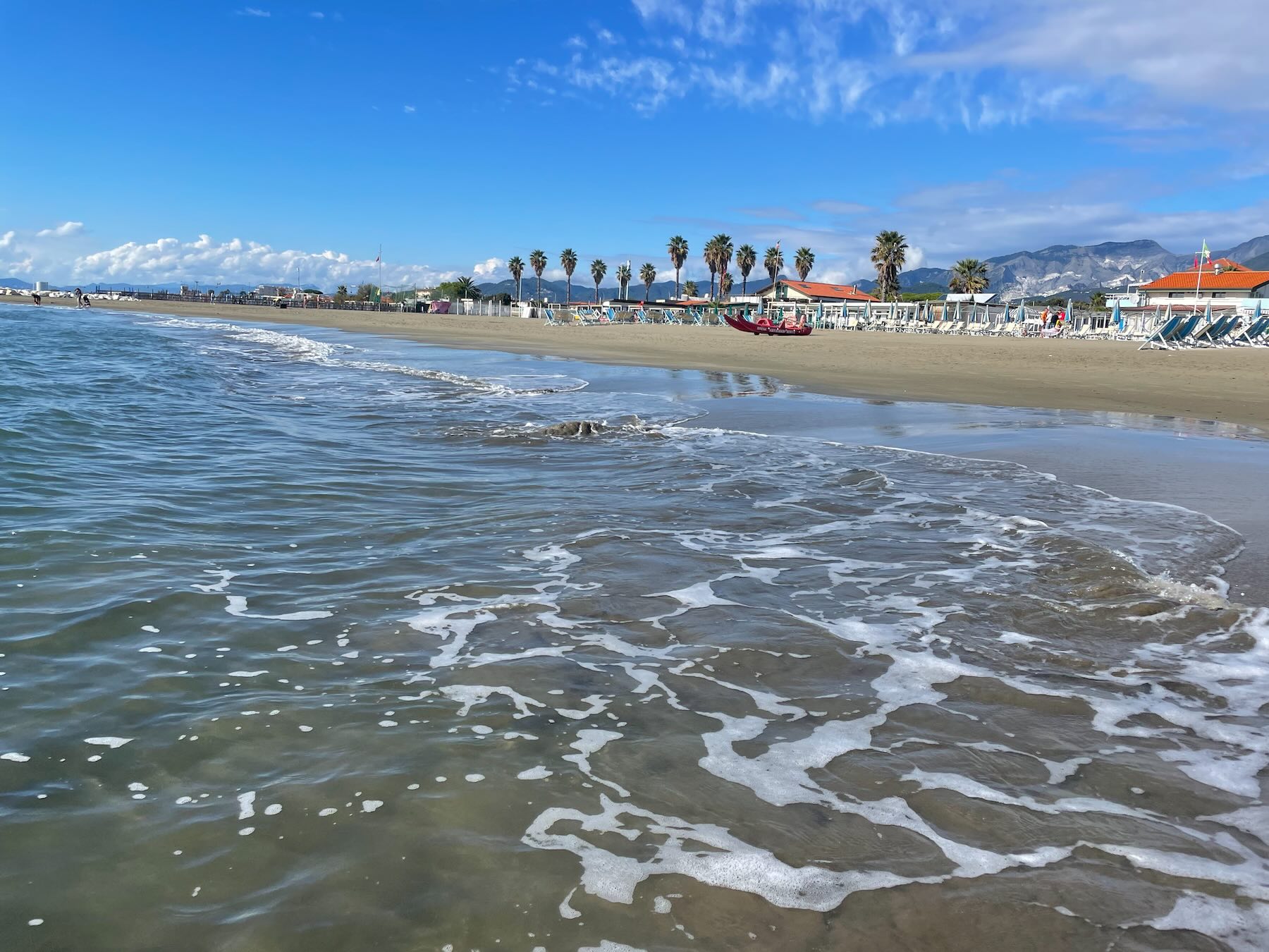 A praia de Marina di Massa: no último final de semana de setembro ainda conseguimos encarar um banho de mar