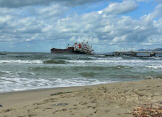 navio encalhado em Marina di Massa na Toscana: se chama Guang Rong