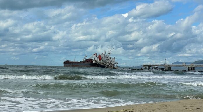 O navio encalhado em Marina di Massa navio encalhado em Marina di Massa na Toscana: se chama Guang Rong