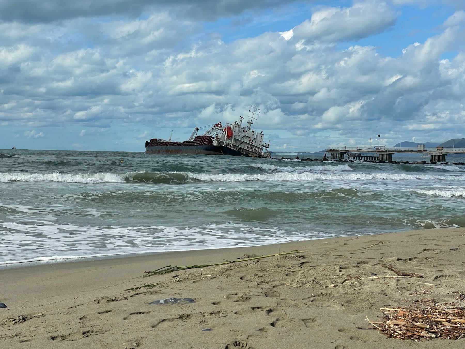 navio encalhado em Marina di Massa na Toscana: se chama Guang Rong