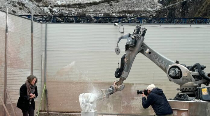 A ideia da escultura: da mão ao robô – arte e inteligência artificial se encontram em Veneza A ideia da escultura: da mão ao robô – arte e inteligência artificial se encontram em Veneza