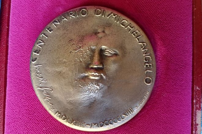 Medalhas Capitolinas: pequenas obras de arte que contam a história de Roma 3 A medalha de Natal em Roma de 1965 assinada por Pericle Fazzini