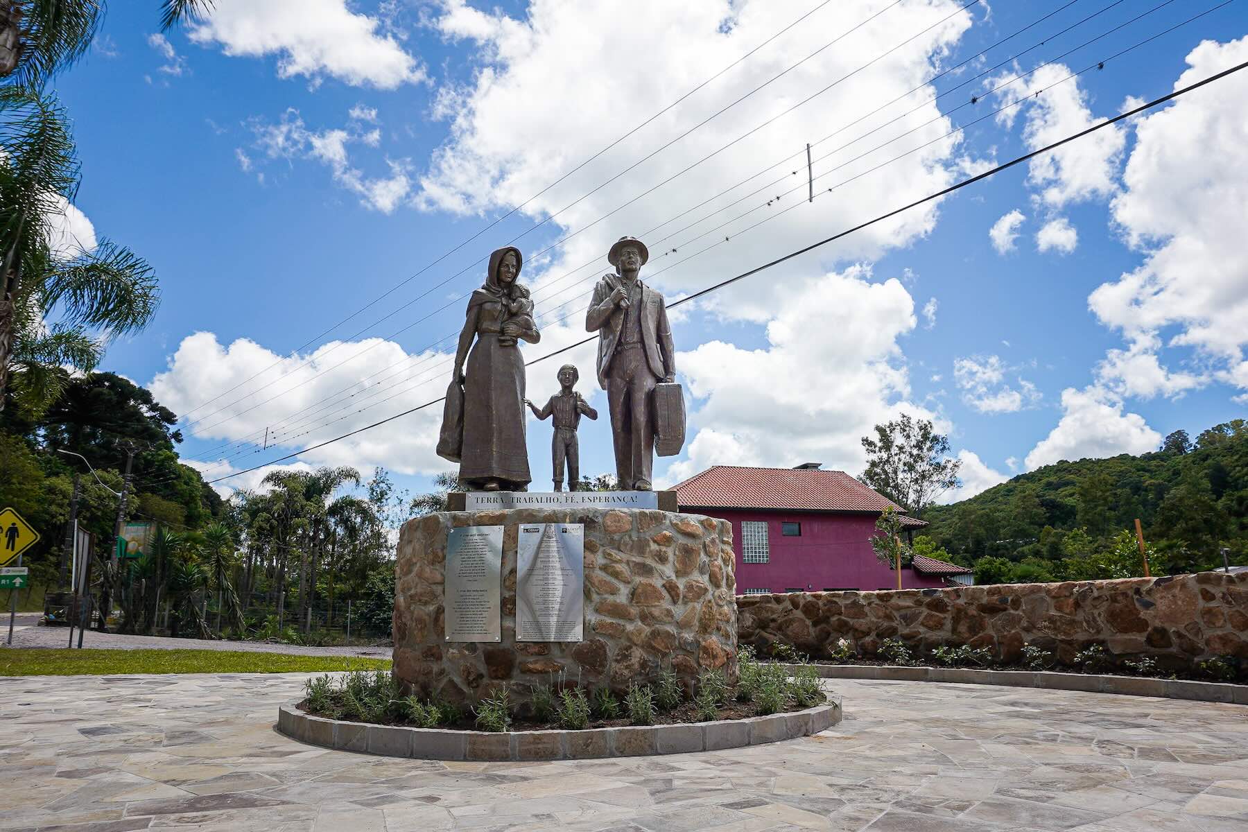 Monumento em homenagem aos 150 anos da imigração italiana é inaugurado em Antônio Prado 2 A obra de Vinicius Ribeiro que representa a imigrantes italianos no Brasil na entrada de Antônio Prado (foto: divulgação/Maicon Hinrichsen)
