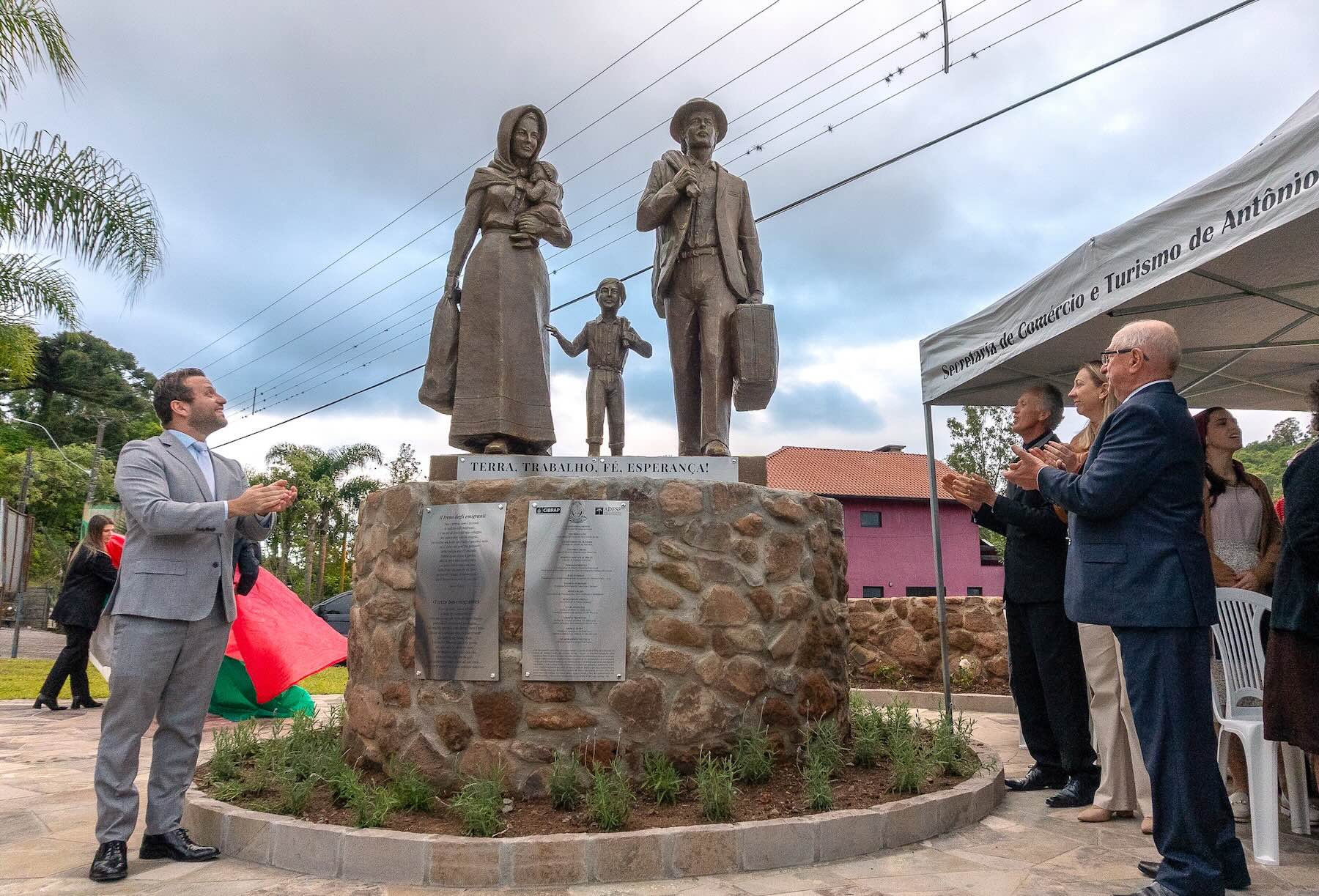 Monumento em homenagem aos 150 anos da imigração italiana é inaugurado em Antônio Prado 3 Foto da inauguração do monumento em Antônio Prado em homenagem aos 150 anos da imigração italiana no Brasil (foto: divulgação/Maicon Hinrichsen)