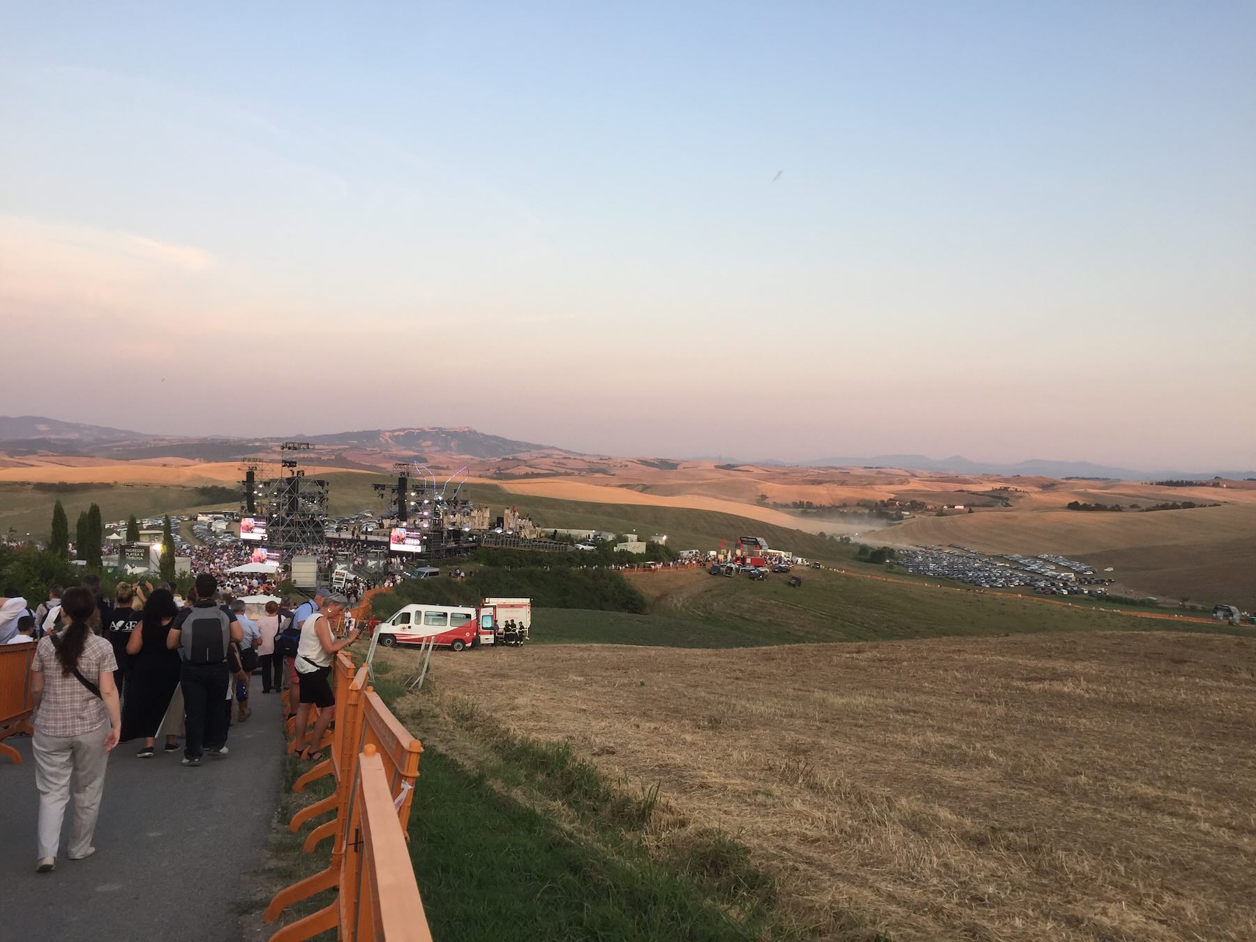 Chegando no Teatro del Silenzio, em 2019: um teatro rodeado pelas colinas da Toscana