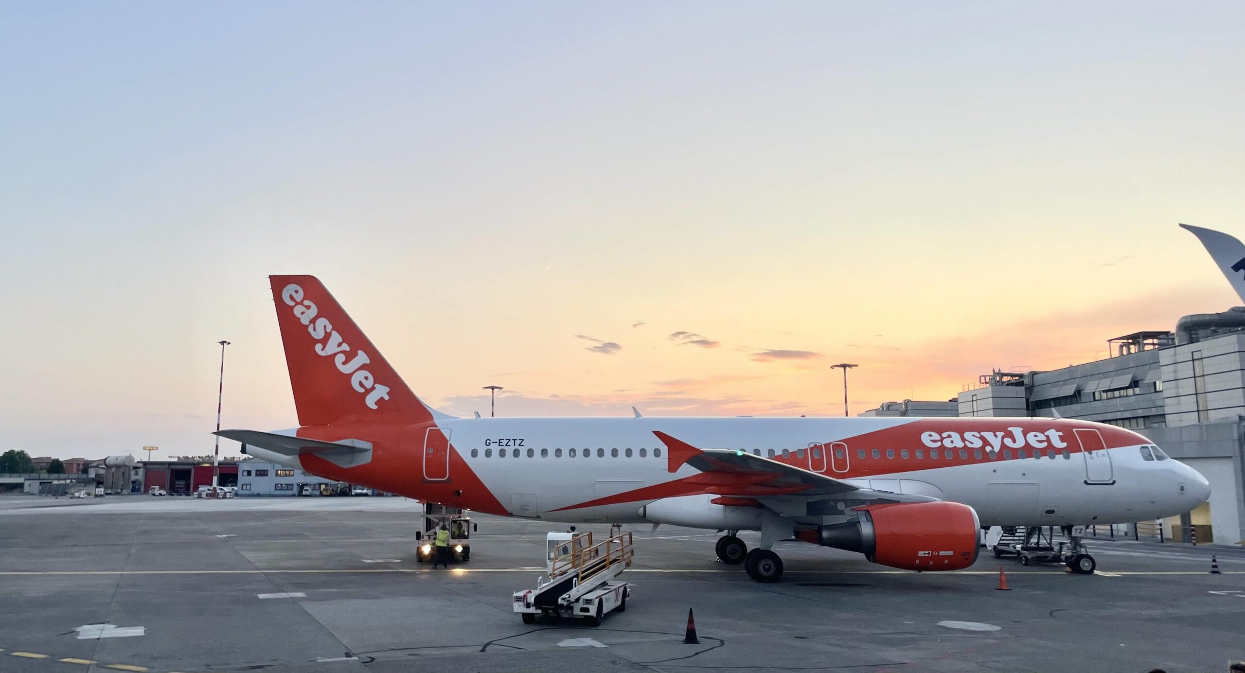 easyJet anuncia novas rotas para a Itália no verão 2026: veja as novidades para Pisa e Bari