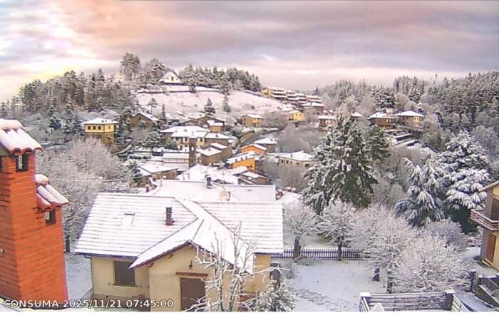 Fotos de neve no Passo della Consuma, Toscana às 07:45 do dia 21/11/2025