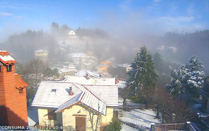 Fotos de neve no Passo della Consuma, Toscana às 10:40 de 21/11/2025