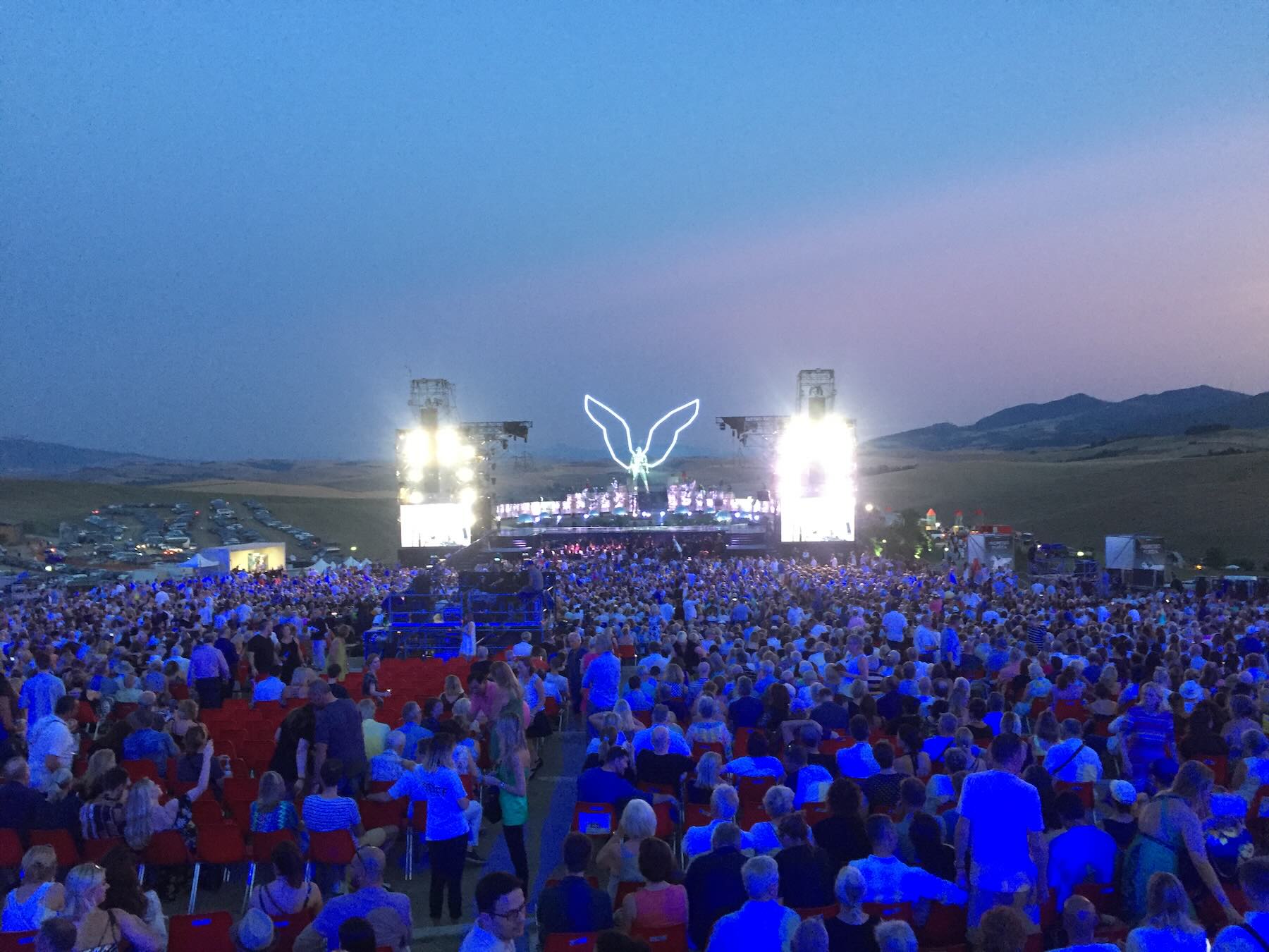 O Teatro del Silenzio em Lajatico na Toscana: os espetáculos começam na hora do pôr do sol criando uma atmosfera especial (foto de 2019 com o tema "Ali di Libertà"