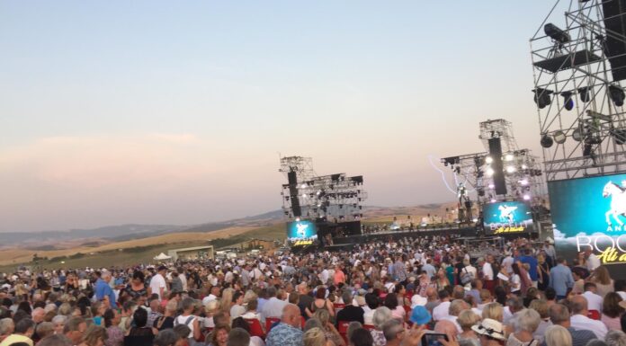 Teatro del Silenzio: o anfiteatro natural criado por Andrea Bocelli em Lajatico Teatro del Silenzio na Toscana: um teatro a céu aberto rodeado pelas colinas, na cidade natal de Andrea Bocelli