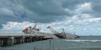 O navio Guang Rong começa a ser removido hoje do litoral da Toscana