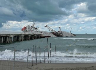 O navio Guang Rong começa a ser removido hoje do litoral da Toscana