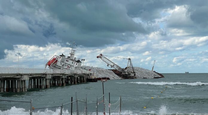 Guang Rong deixa Marina di Massa quase um ano após o desastre O navio Guang Rong começa a ser removido hoje do litoral da Toscana