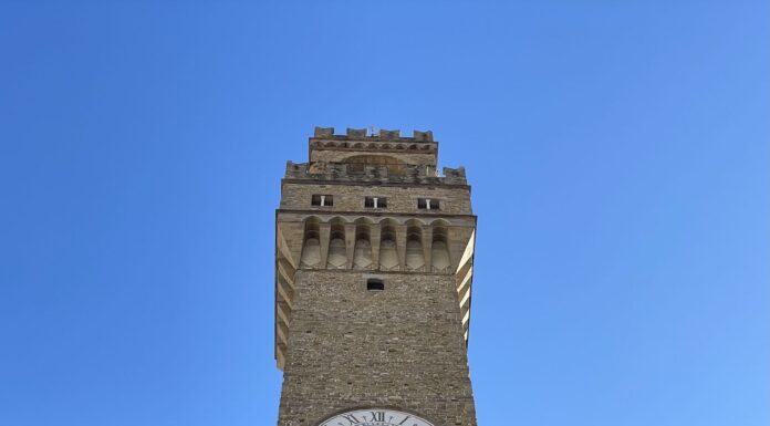 Aumento dos preços dos Museus Cívicos de Florença a partir de 1º de fevereiro de 2026 Palazzo Vecchio com a Torre de Arnolfo em destaque - Aumento dos preços dos Museus Cívicos de Florença a partir de 1º de fevereiro de 2026