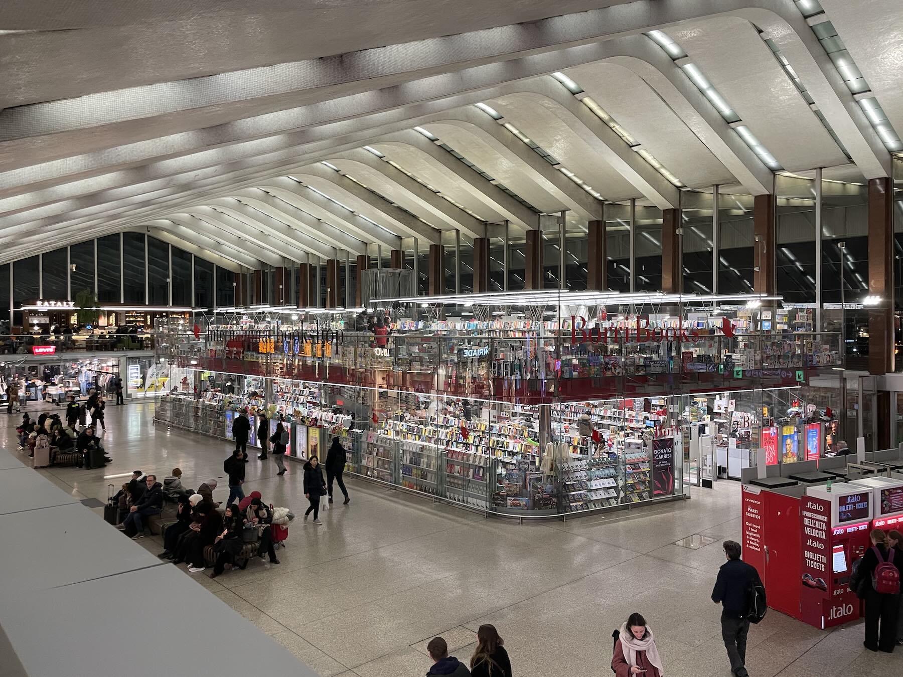 Foto da estação ferroviária Roma Termini - em lugares públicos fique sempre de olho na mala e na bolsa