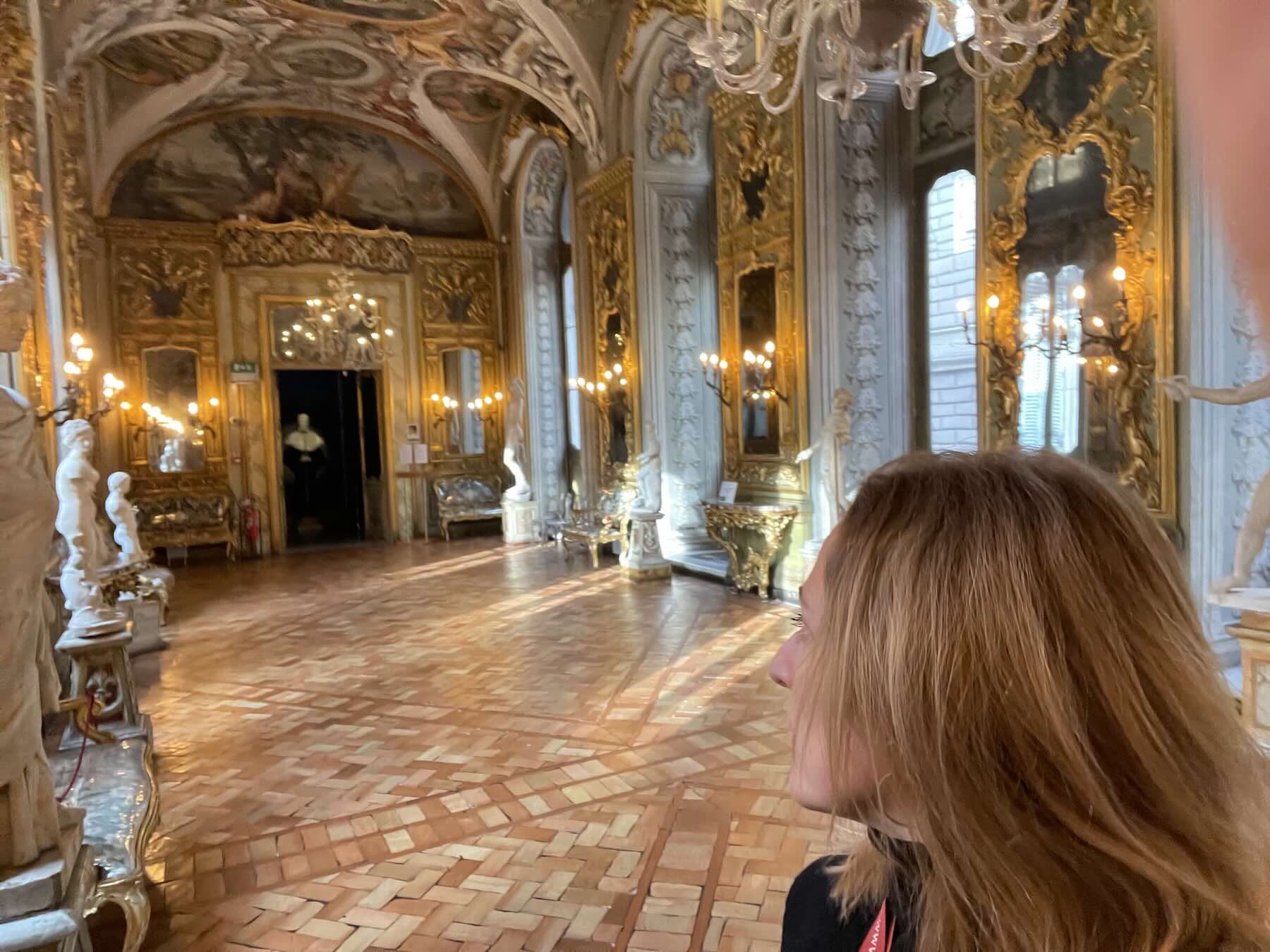 Galleria Doria Pamphilj em Roma: Velázquez e Caravaggio no palácio da Via del Corso 10 Lá no fundo tem o Gabinete de Velázquez e também a estátua branca em mármore de carrara realizada por Bernini para o Papa Inocêncio X