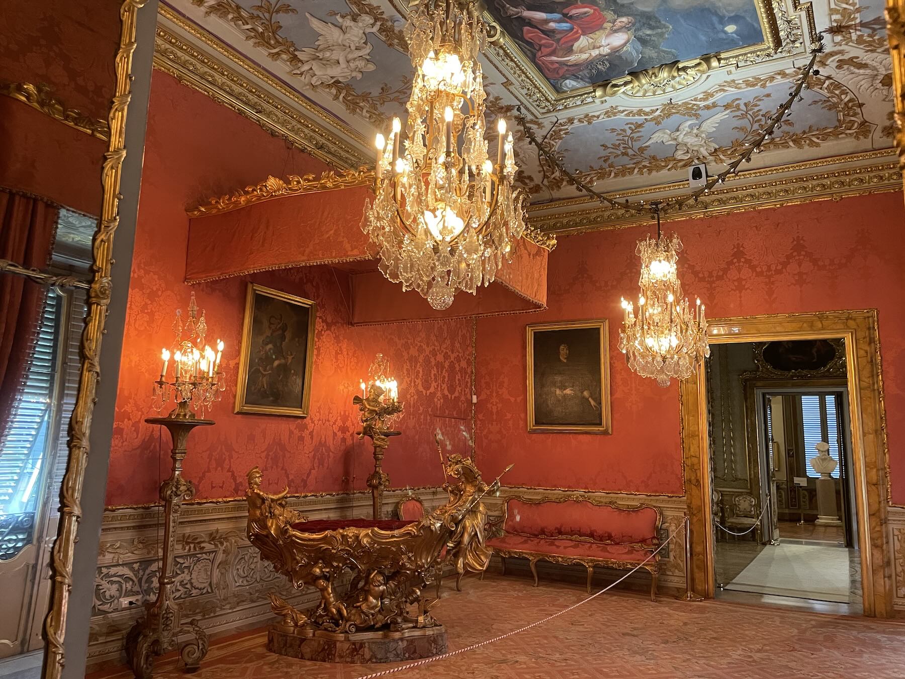 Galleria Doria Pamphilj em Roma: Velázquez e Caravaggio no palácio da Via del Corso 14 Interno de uma salas da Galleria Doria Pamphilj, Roma, Itália