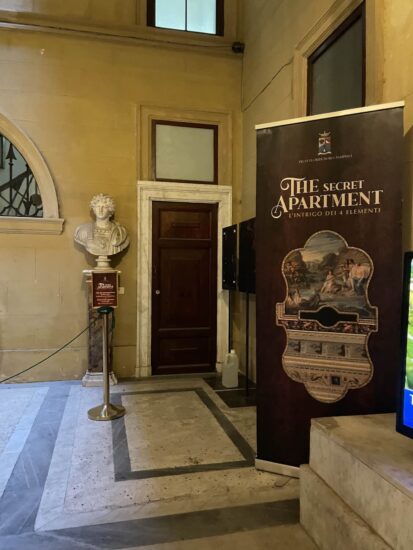 Galleria Doria Pamphilj em Roma: Velázquez e Caravaggio no palácio da Via del Corso 15 Entrada dos apartamentos secretos no andar térreo do Palácio Doria Pamphilj em Roma