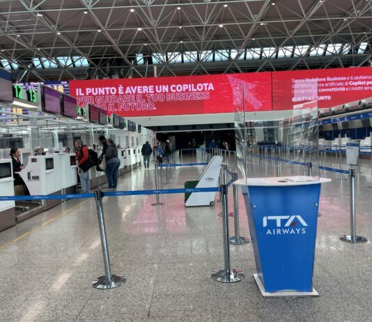 Área de check-in da ITA Airways no aeroporto, imagem usada no artigo sobre código de desconto ITA Airways SCONTOAL20 com 20% off nas passagens