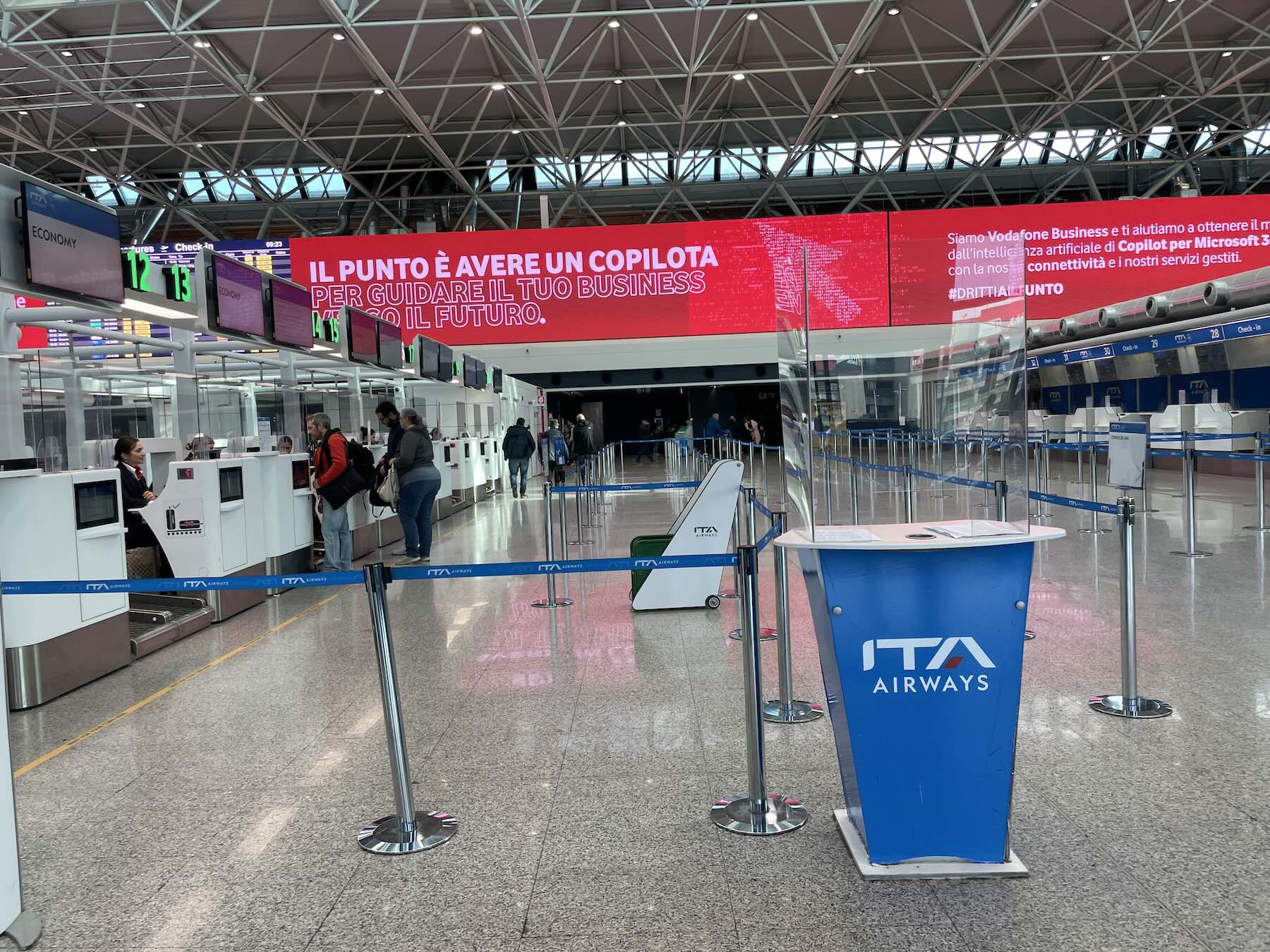 Área de check-in da ITA Airways no aeroporto, imagem usada no artigo sobre código de desconto ITA Airways SCONTOAL20 com 20% off nas passagens