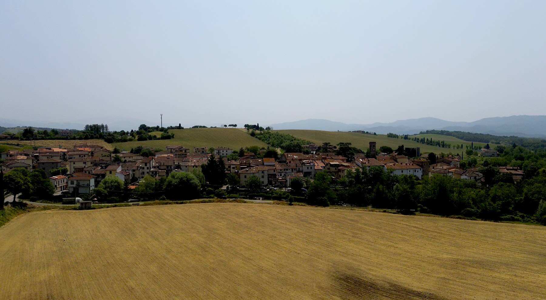 A Ascensão dos Pequenos Vilarejos: "Undertourism" deve movimentar €16 bilhões na Itália em 2026 1 A Ascensão dos Pequenos Vilarejos: "Undertourism" deve movimentar €16 bilhões na Itália em 2026 - A foto mostra um pequeno vilarejo no Mugello, Toscana