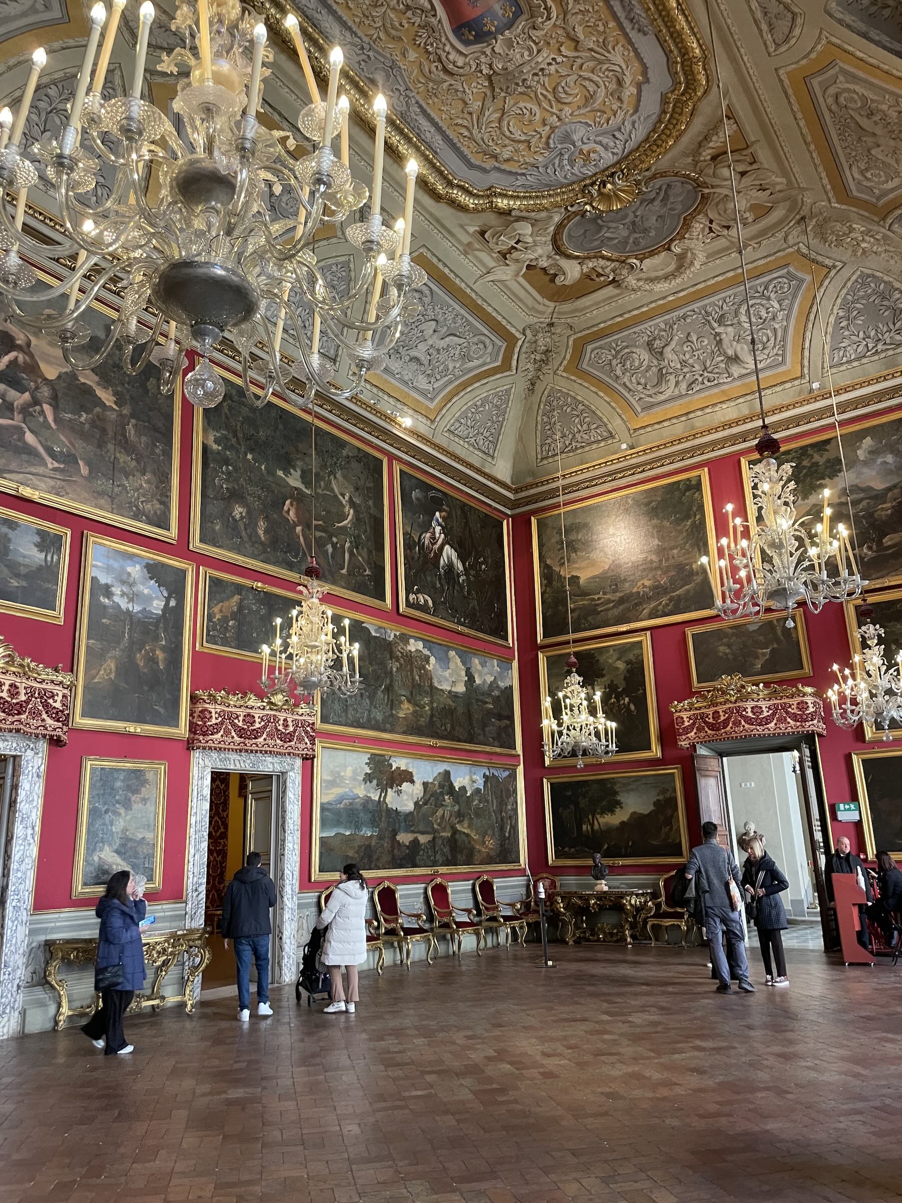 Galleria Doria Pamphilj em Roma: Velázquez e Caravaggio no palácio da Via del Corso 2 A visita da Galleria Doria Pamphilj começa pelo Salone del Pussino, com suas paredes cobertas por obras de arte, teto alto e luminárias imponentes
