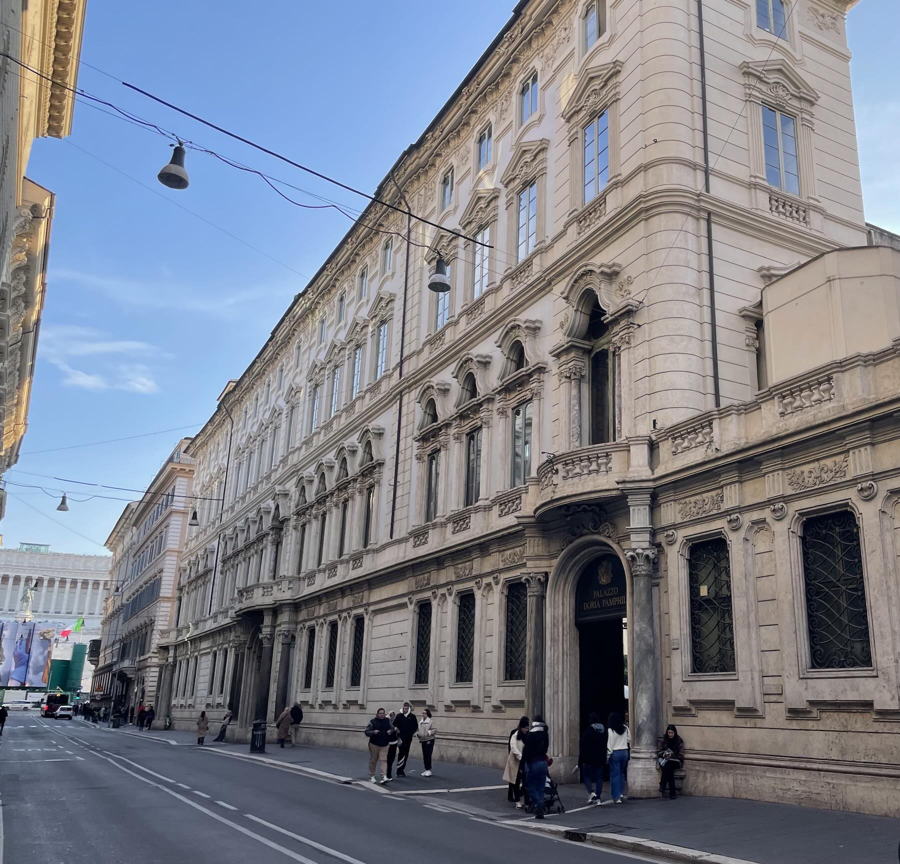 Galleria Doria Pamphilj em Roma: Velázquez e Caravaggio no palácio da Via del Corso 1 À direita da foto o imponente palácio Doria Pamphilj na Via del Corso; ao fundo a Piazza Venezia com o Altare della Patria