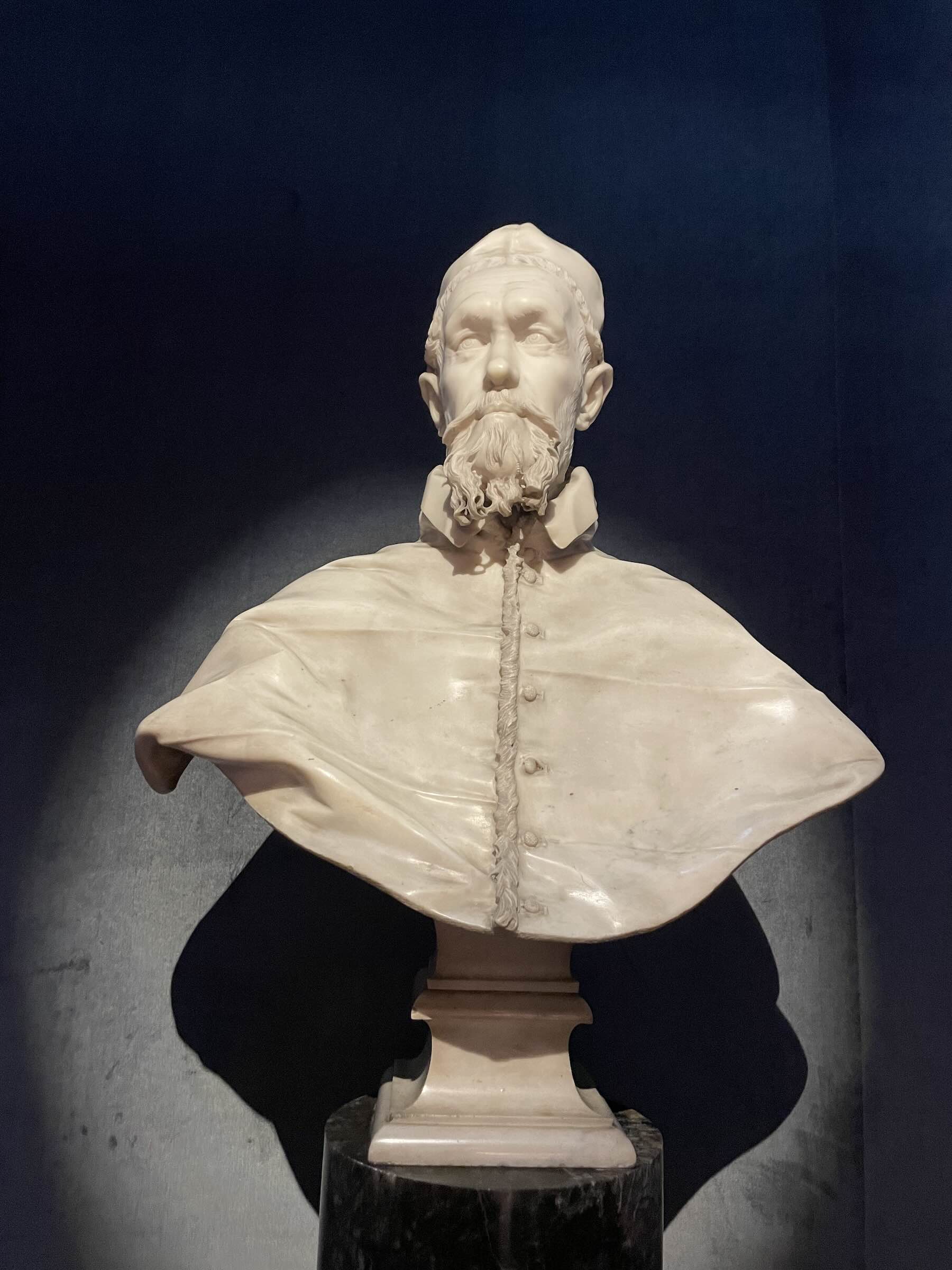 Galleria Doria Pamphilj em Roma: Velázquez e Caravaggio no palácio da Via del Corso 7 O artista Gian Lorenzo Bernini fez uma escultura retratando Giovanni Battista Pamphilj, mais conhecido como Papa Inocêncio X, que você pode ver na Galleria Doria Pamphilj