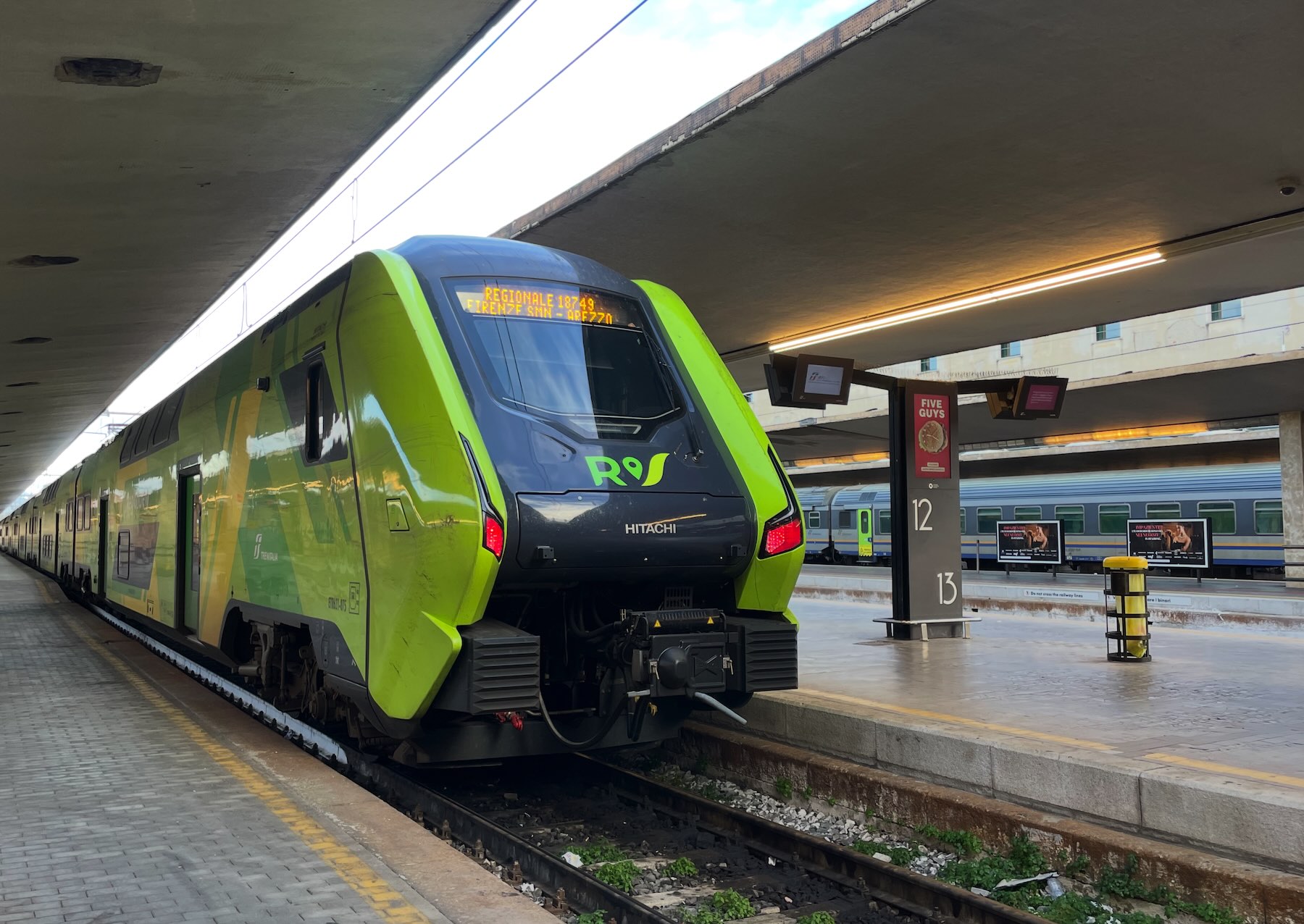 Toscana 2 Viajar de trem pela Toscana: na foto o trem regional que vai de Florença a Arezzo, esperando passageiros na estação Santa Maria Novella