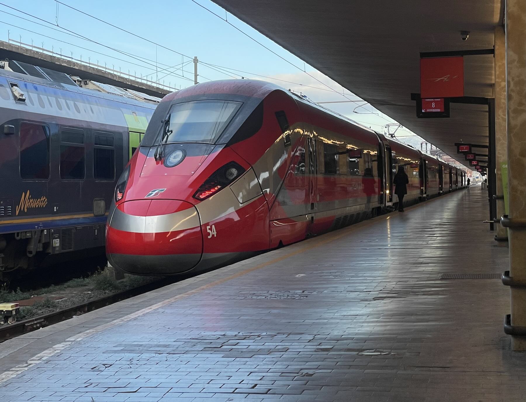 Preço dinâmico nos trens da Itália: o que muda de verdade em 2026 na Trenitalia - imagem de trem Freccia Rossa na estação Santa Maria Novella de Florença