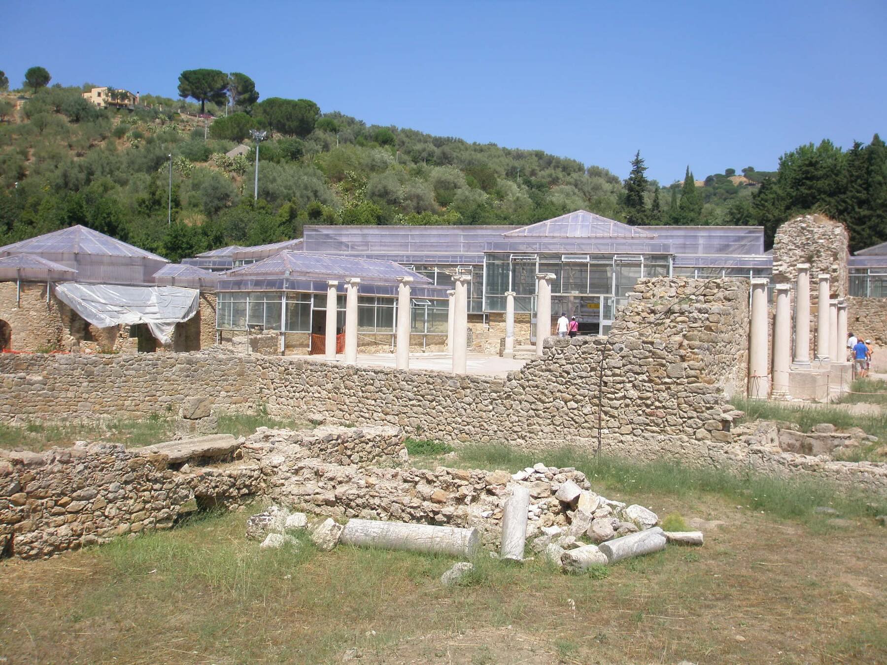 A antiga estrutura de proteção dos mosaicos na Villa Romana del Casale: era uma sauna durante o verão!