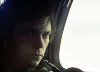 Neil Young cancela turnê europeia e shows na Itália não acontecerão; saiba mais