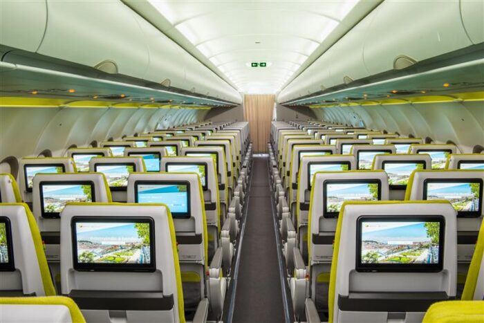 O interior do Airbus A321LR da TAP que vai de Lisboa, em Portugal, até São Luís, no Brasil